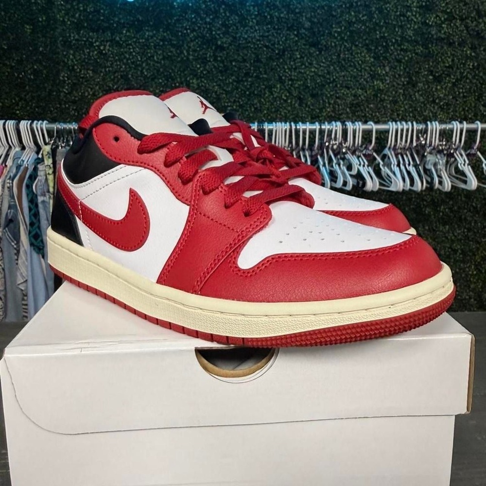 Jordan 1 Low Chicago red trainers. Size US 8.5